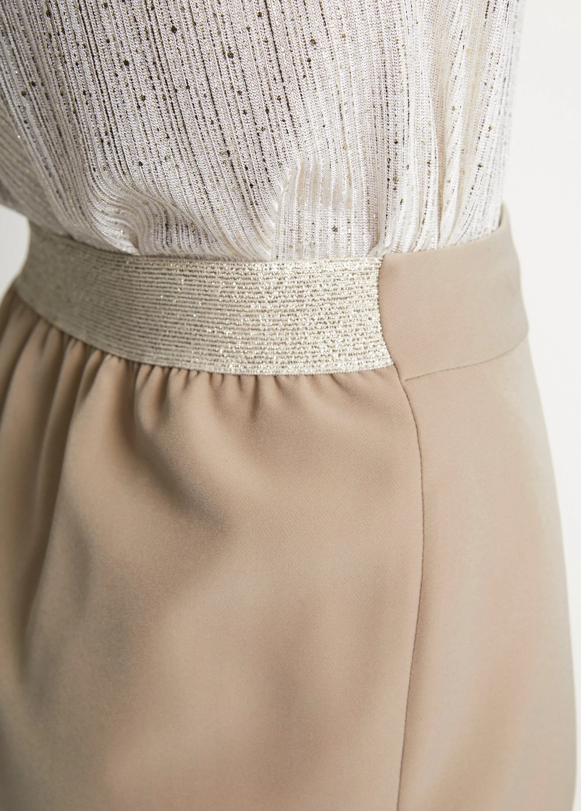 Mid-length straight skirt in stretch fabric